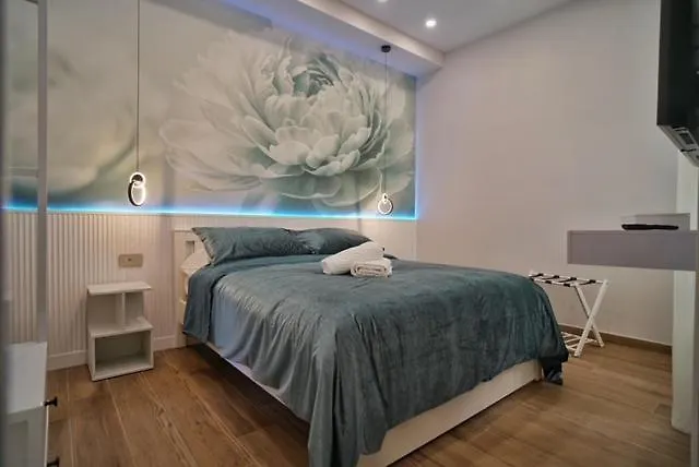Peonia Rooms Naples 0*,  Italy